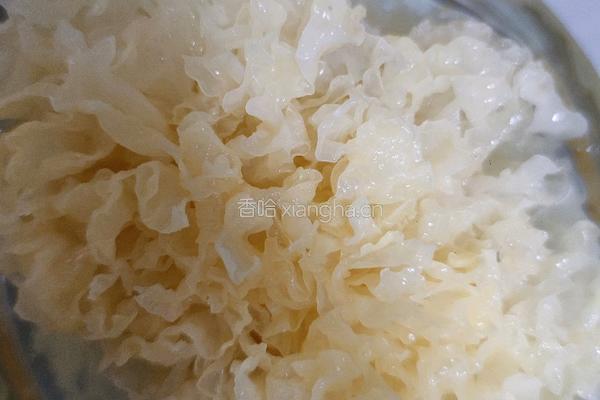 银耳雪梨红枣粥的做法图解1
