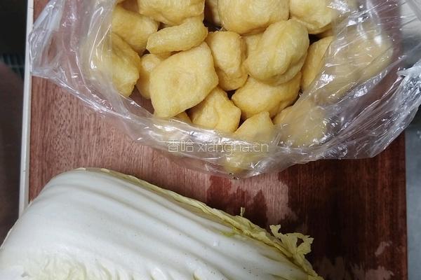 白菜炒豆泡的做法图解1