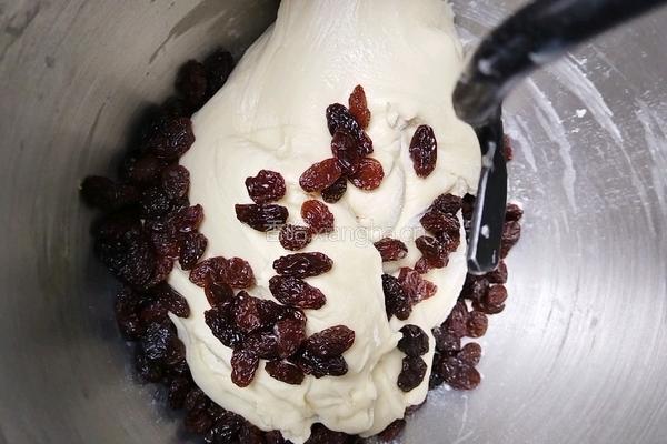 鲜奶提子吐司(2个450g吐司)牛奶液种的做法图解7