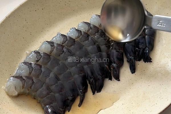 鲜翠三珍炒虾仁的做法图解1