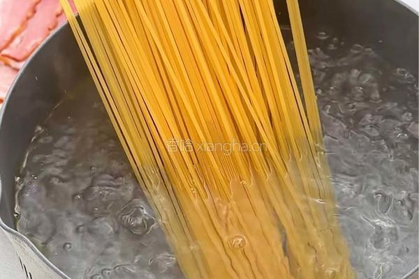 奶油培根意面的做法图解1