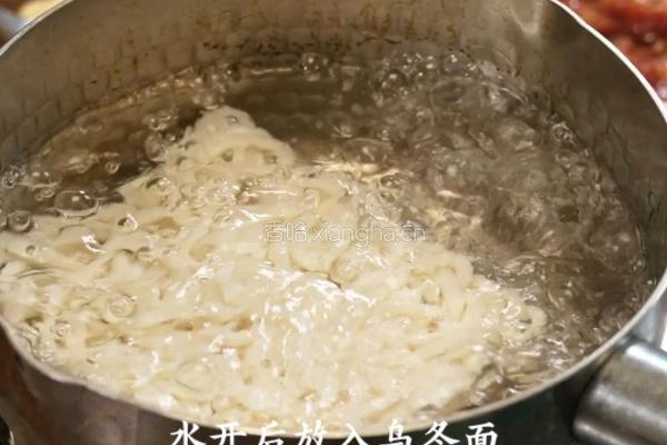 辣咖喱牛肉乌冬面的做法图解2