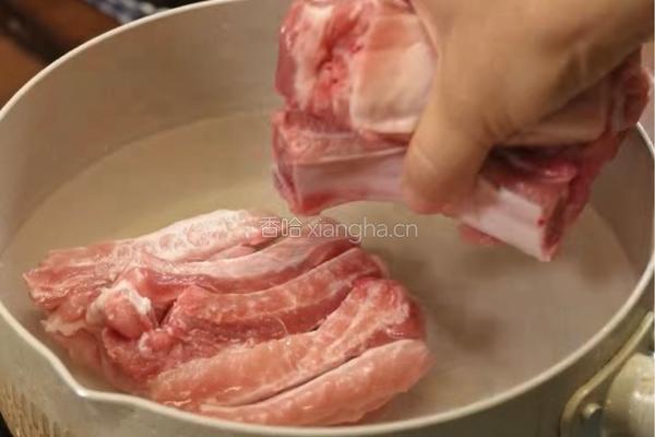 板栗炖排骨的做法图解1