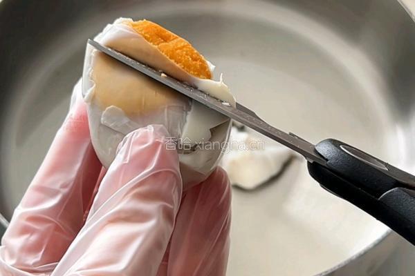 咸蛋黄虾仁豆腐汤的做法图解1