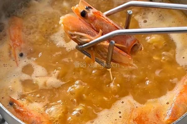 咸蛋黄虾仁豆腐汤的做法图解5
