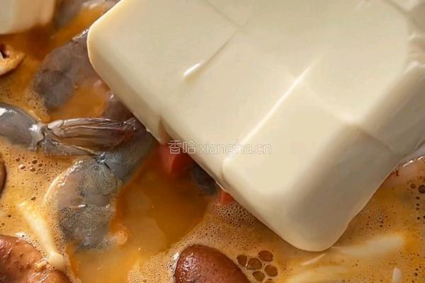 咸蛋黄虾仁豆腐汤的做法图解6