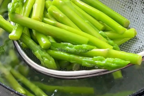 虾仁口蘑炒芦笋的做法图解3