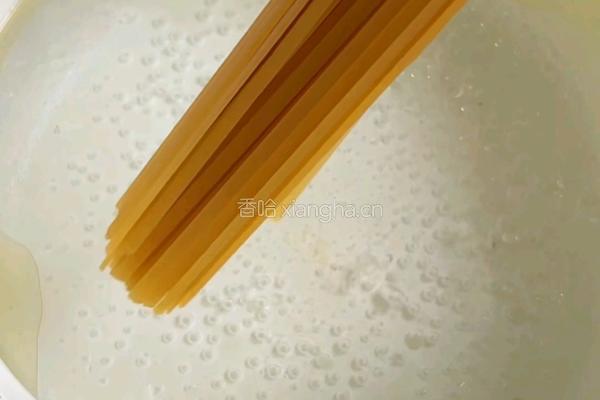 黑松露鸡肉奶油意面的做法图解2