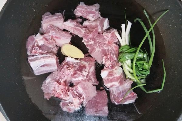 蒜香排骨的做法图解2