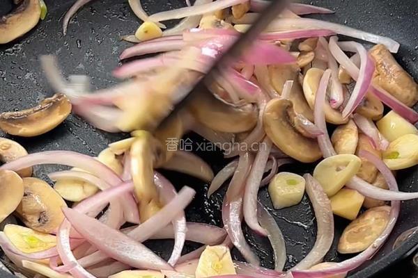 口蘑牛肉三明治的做法图解3