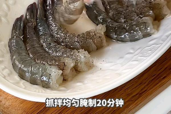 黑松露蒜香口蘑虾的做法图解3