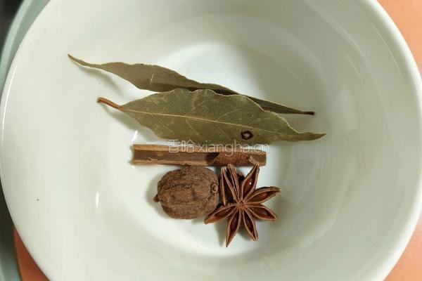 蒜泥白肉的做法图解1