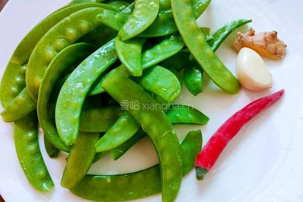 荷兰豆炒香肠的做法图解3