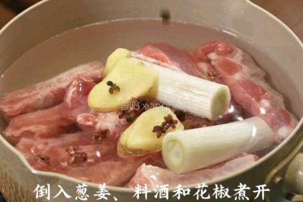 板栗炖排骨的做法图解2
