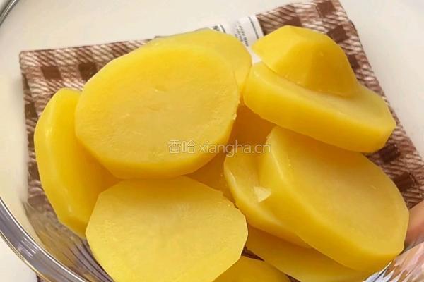 奶油培根蘑菇土豆的做法图解1