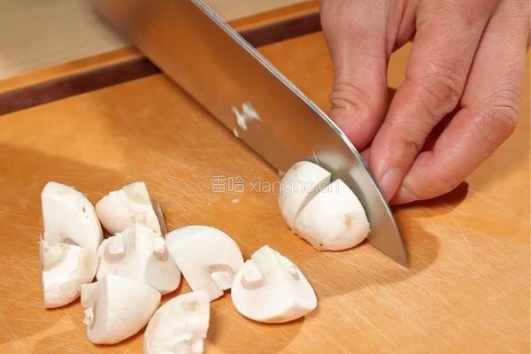 三文鱼奶油蘑菇汤的做法图解1