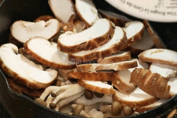三文鱼菌菇焖饭的做法图解3