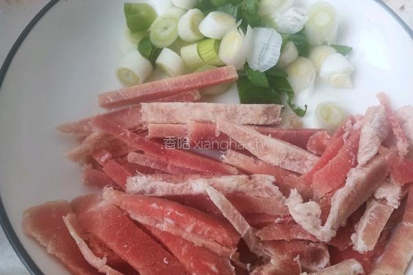 爆葱五花炒肉的做法图解1