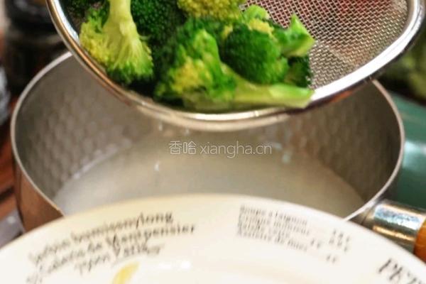黑松露西兰花培根意面的做法图解4