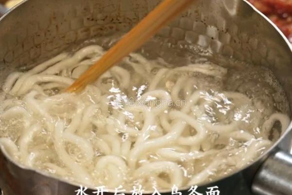 辣咖喱牛肉乌冬面的做法图解3