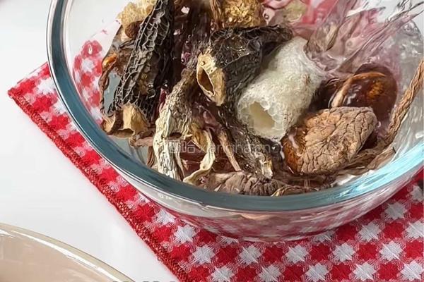 菌菇麻油鸡饭的做法图解1