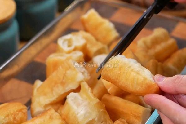 松露菠萝油条虾的做法图解1