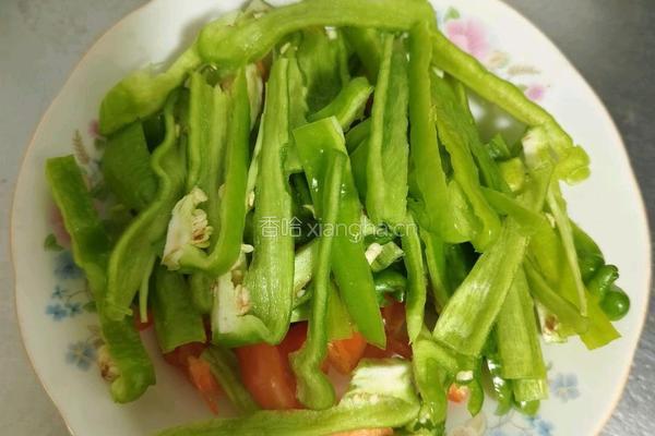 青番茄炒辣椒的做法图解2