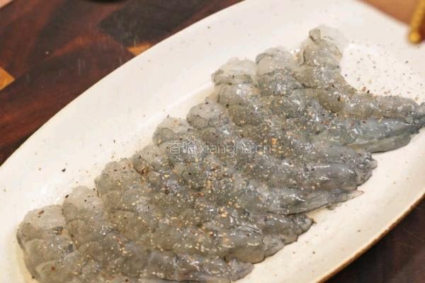 黑松露牛油果虾仁烘蛋的做法图解1