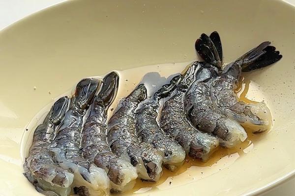 蒜香虾仁意面的做法图解1
