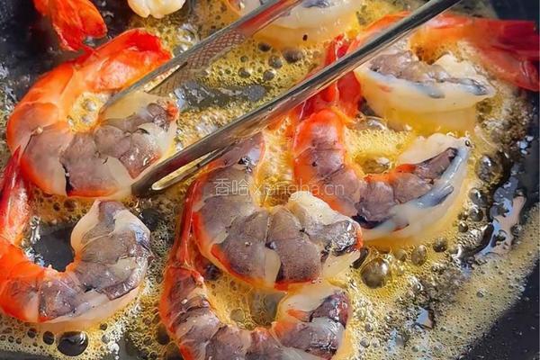 蒜香虾仁意面的做法图解3