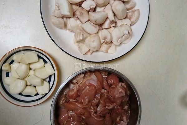 口蘑炒鸡腿肉的做法图解1