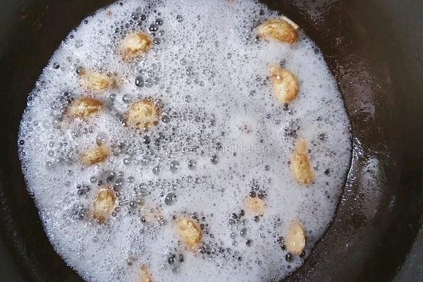 口蘑炒鸡腿肉的做法图解5