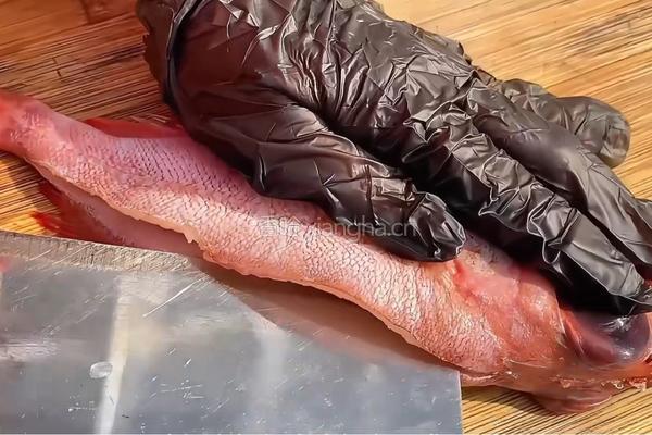 加拿大红鱼烧肉的做法图解1