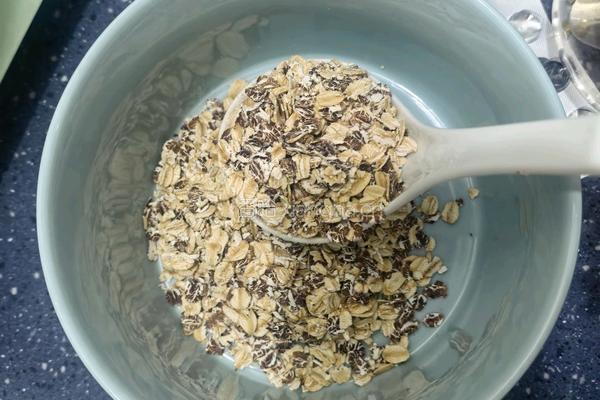 燕麦鸡蛋饼的做法图解1