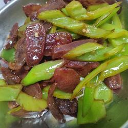 辣椒炒腊肠的做法[图]