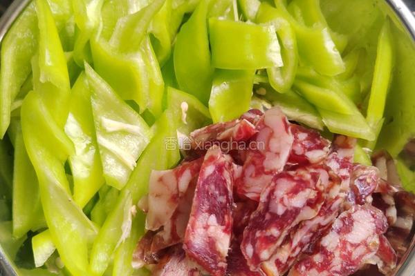 辣椒炒腊肠的做法图解2