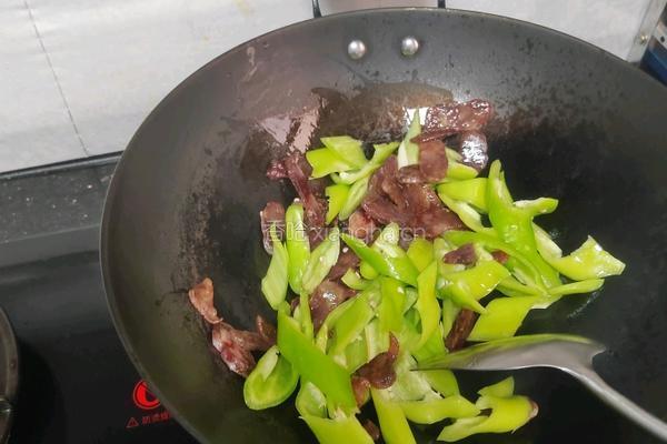 辣椒炒腊肠的做法图解3