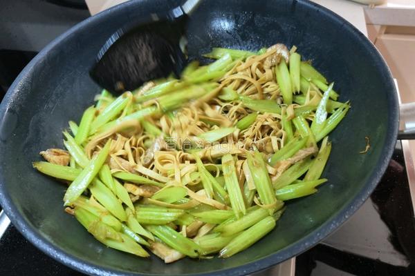 芹菜炒豆腐皮的做法图解4