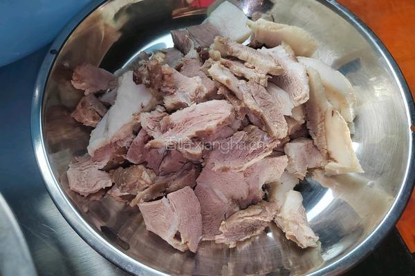 猪肉闷菜干的做法图解1