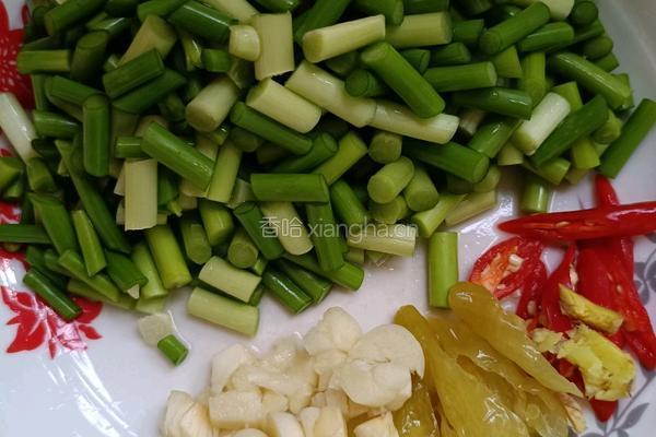 蒜苔炒五花肉的做法图解3