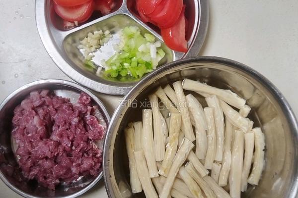 番茄肉沫炖腐竹的做法图解1
