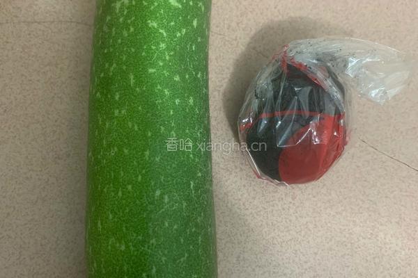 咸蛋节瓜滚汤的做法图解1
