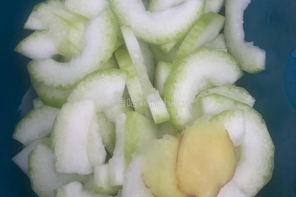咸蛋节瓜滚汤的做法图解2