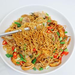北极虾香辣海鲜拌面的做法[图]
