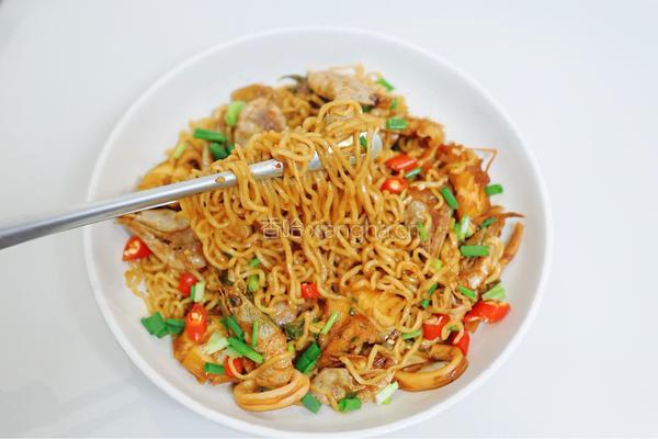 北极虾香辣海鲜拌面的做法图解9