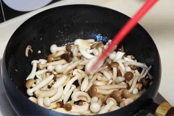 加拿大北极虾菌菇炊饭的做法图解3
