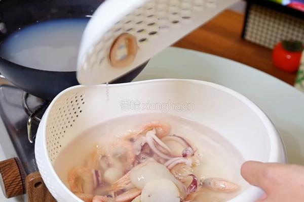 泰式加拿大北极虾捞汁海鲜荟的做法图解3