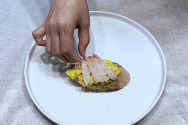 加拿大北极虾生虾牛油果开放三明治的做法图解7